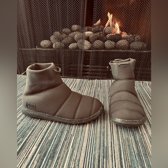 REI Co-op Unisex size women’s 7 men’s 5 Camp Dreamer Booties Granite Black - Picture 2 of 6